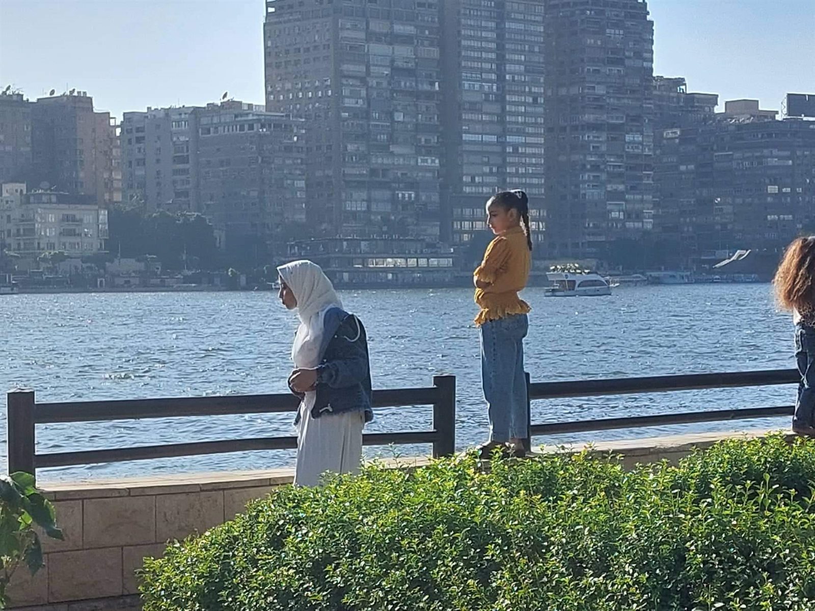 ملاهٍ وتسلق تمثال أحمد رامي.. احتفال الاطفال بخامس أيام إجازة العيد في حديقة المنيل (7)