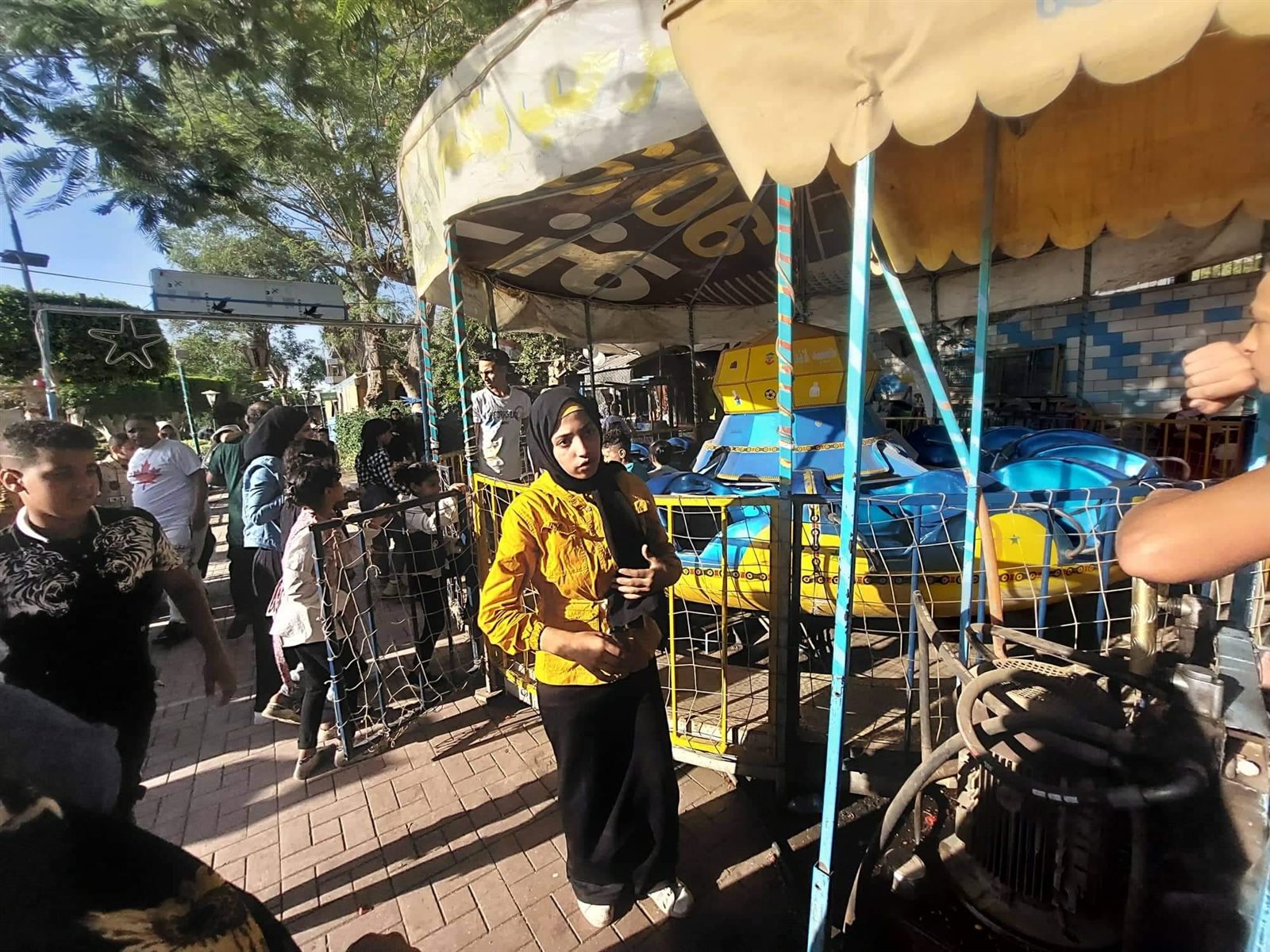 ملاهٍ وتسلق تمثال أحمد رامي.. احتفال الاطفال بخامس أيام إجازة العيد في حديقة المنيل (8)