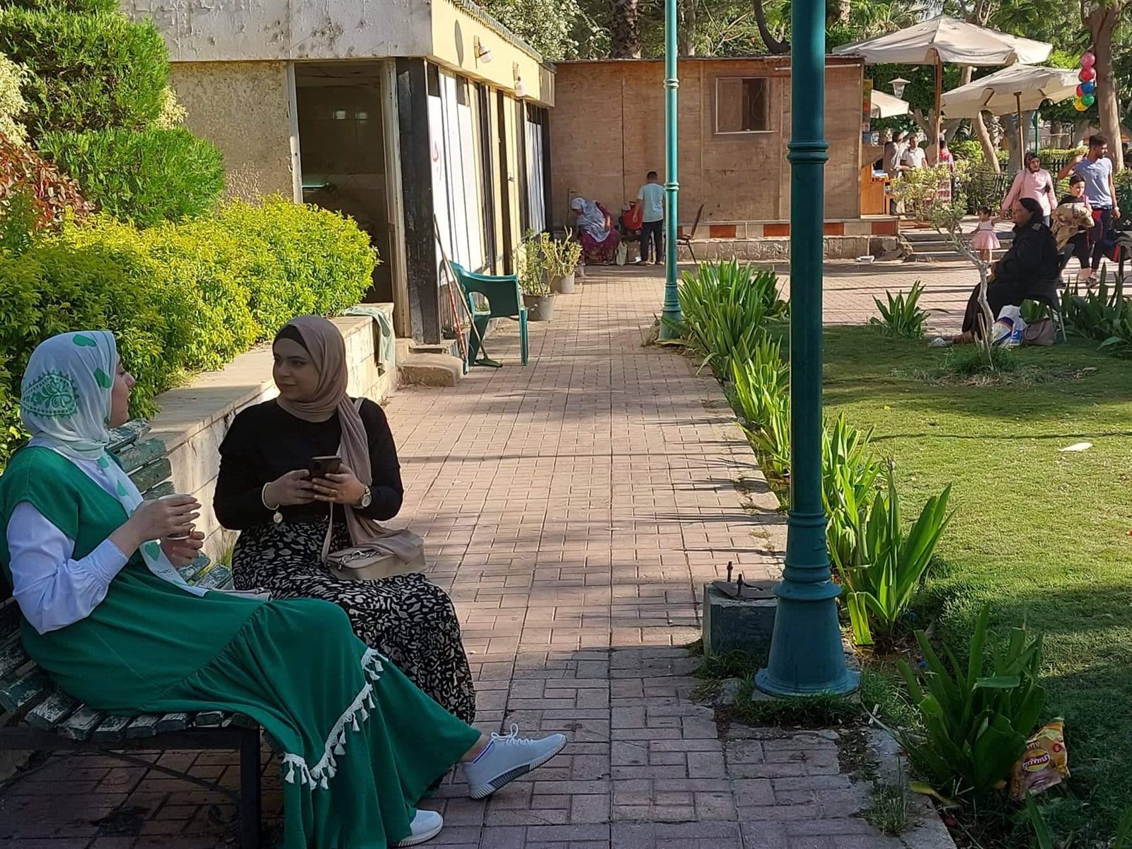 ملاهٍ وتسلق تمثال أحمد رامي.. احتفال الاطفال بخامس أيام إجازة العيد في حديقة المنيل (9)