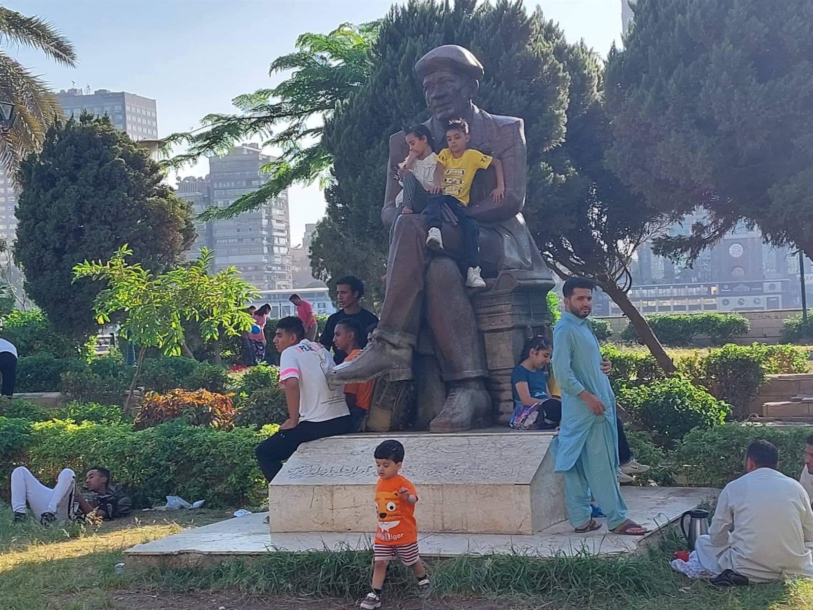 ملاهٍ وتسلق تمثال أحمد رامي.. احتفال الاطفال بخامس أيام إجازة العيد في حديقة المنيل (10)