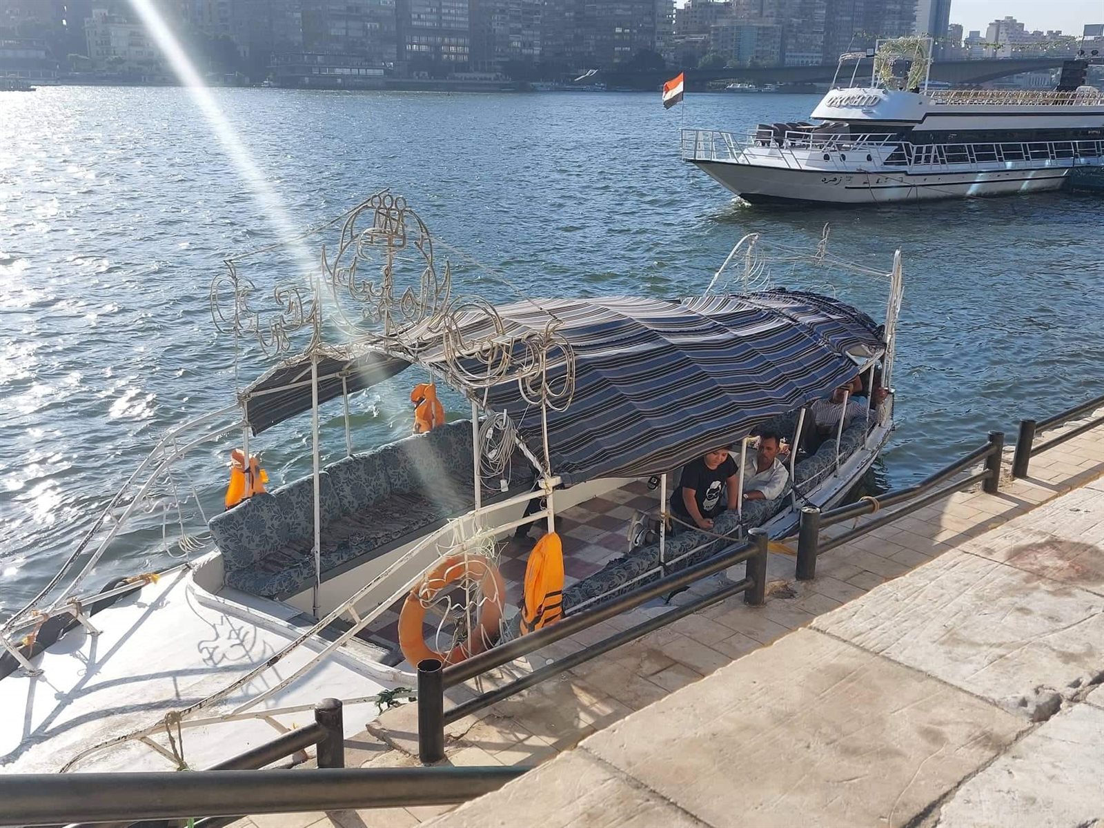 ملاهٍ وتسلق تمثال أحمد رامي.. احتفال الاطفال بخامس أيام إجازة العيد في حديقة المنيل (11)