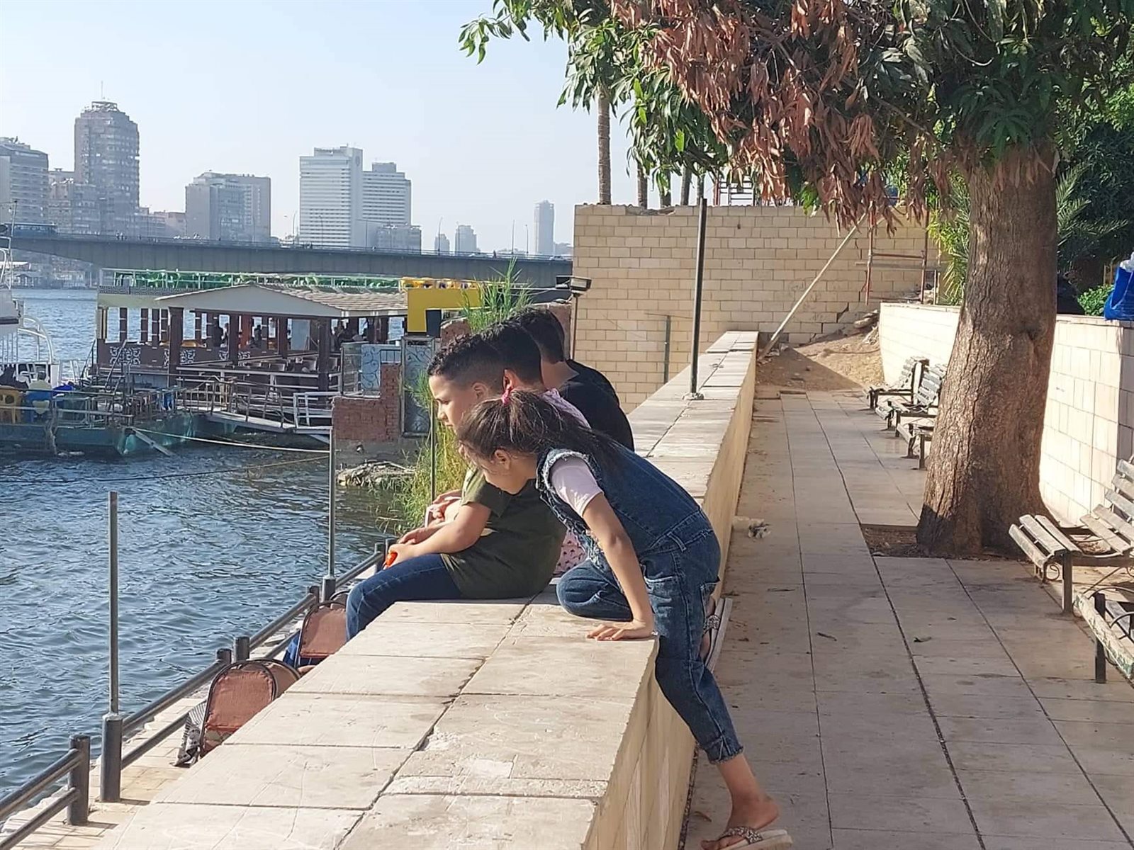 ملاهٍ وتسلق تمثال أحمد رامي.. احتفال الاطفال بخامس أيام إجازة العيد في حديقة المنيل (12)