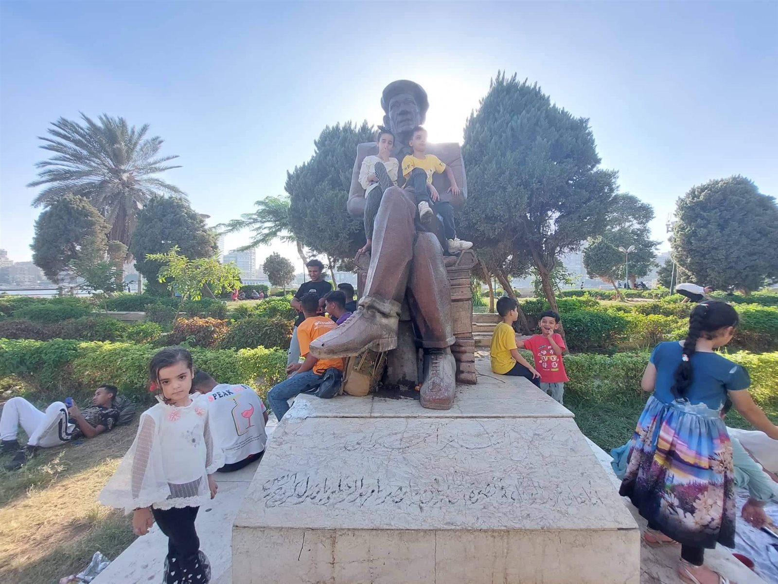 ملاهٍ وتسلق تمثال أحمد رامي.. احتفال الاطفال بخامس أيام إجازة العيد في حديقة المنيل (13)