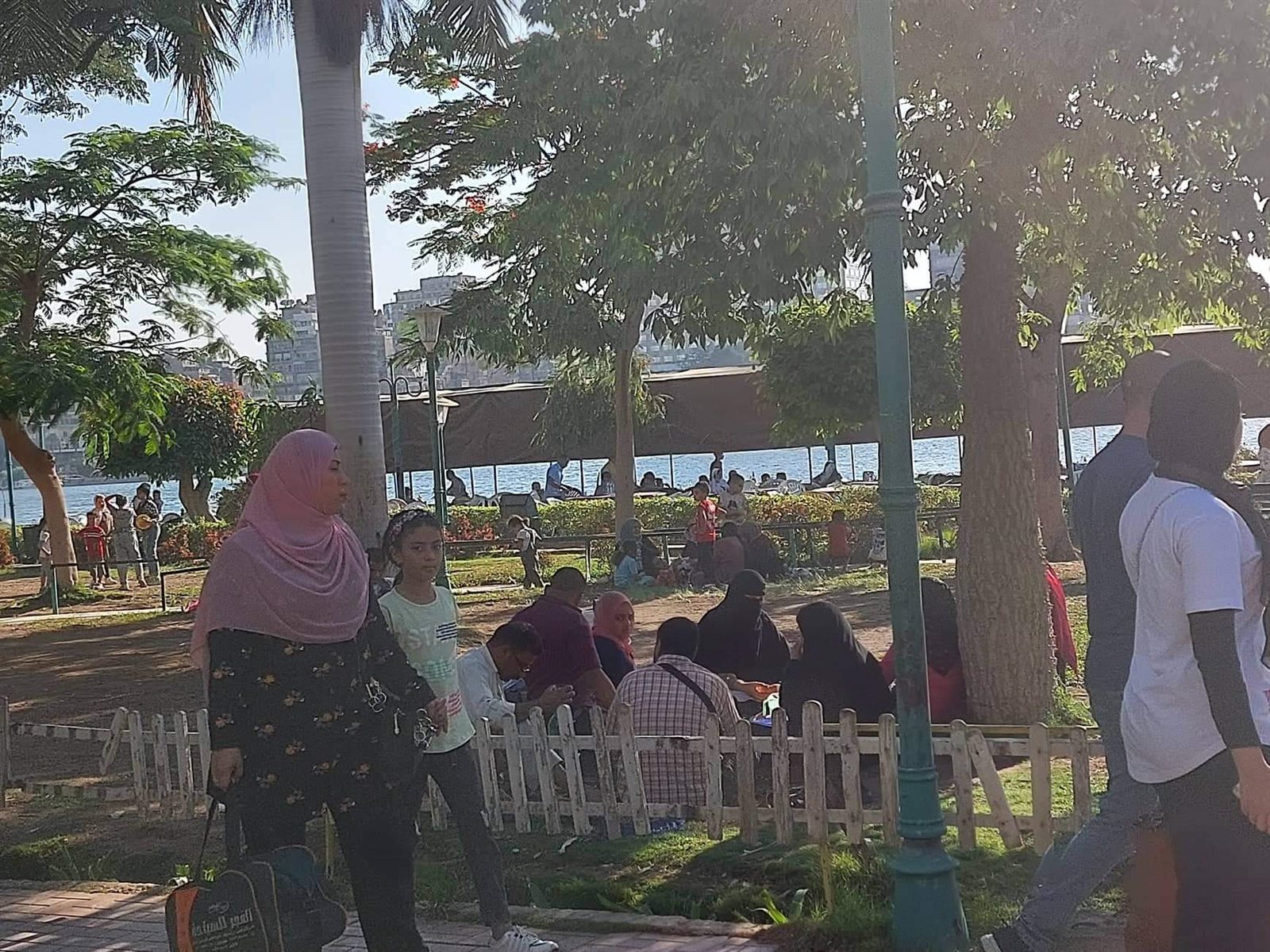 ملاهٍ وتسلق تمثال أحمد رامي.. احتفال الاطفال بخامس أيام إجازة العيد في حديقة المنيل (14)