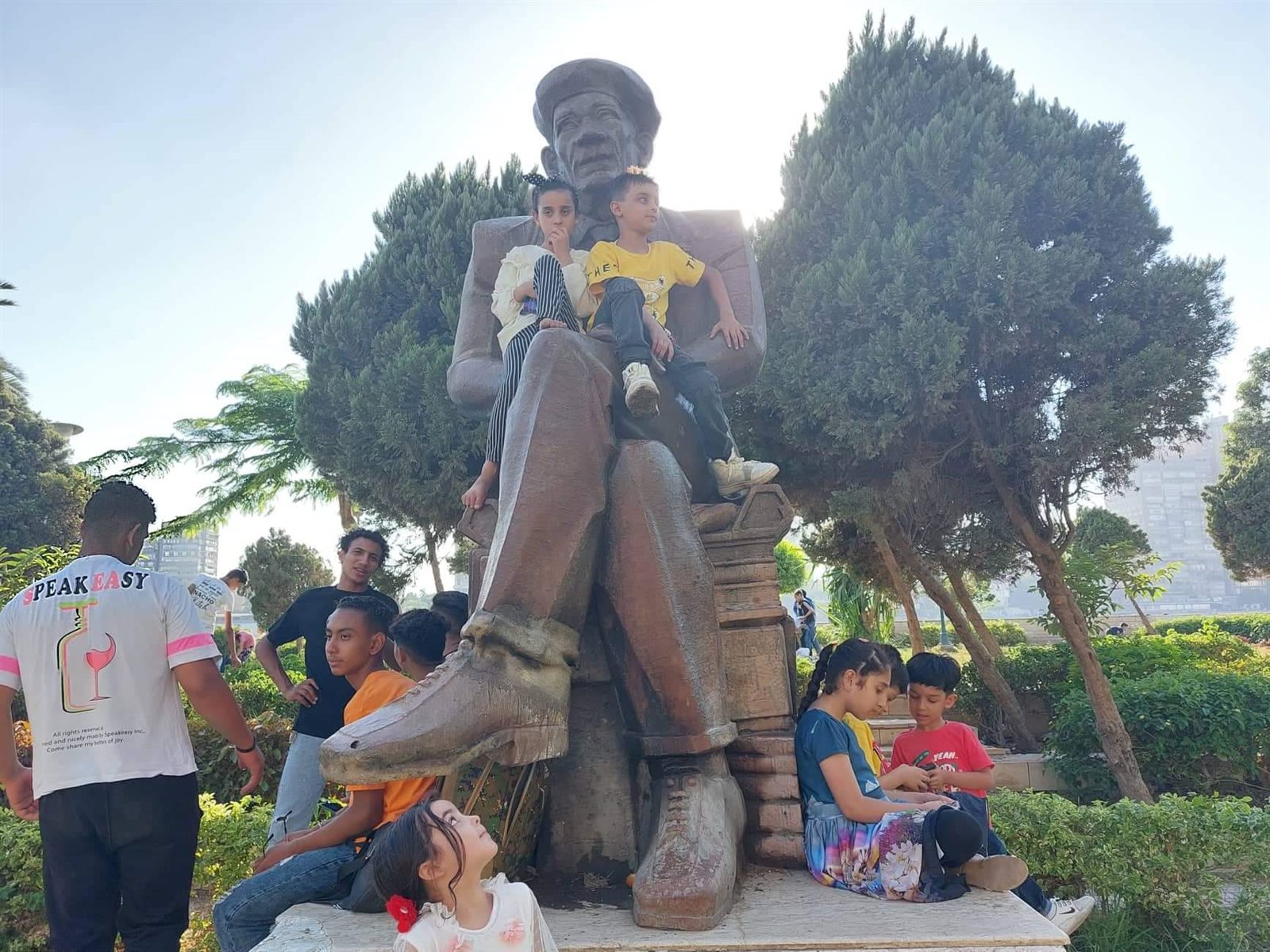 ملاهٍ وتسلق تمثال أحمد رامي.. احتفال الاطفال بخامس أيام إجازة العيد في حديقة المنيل (15)