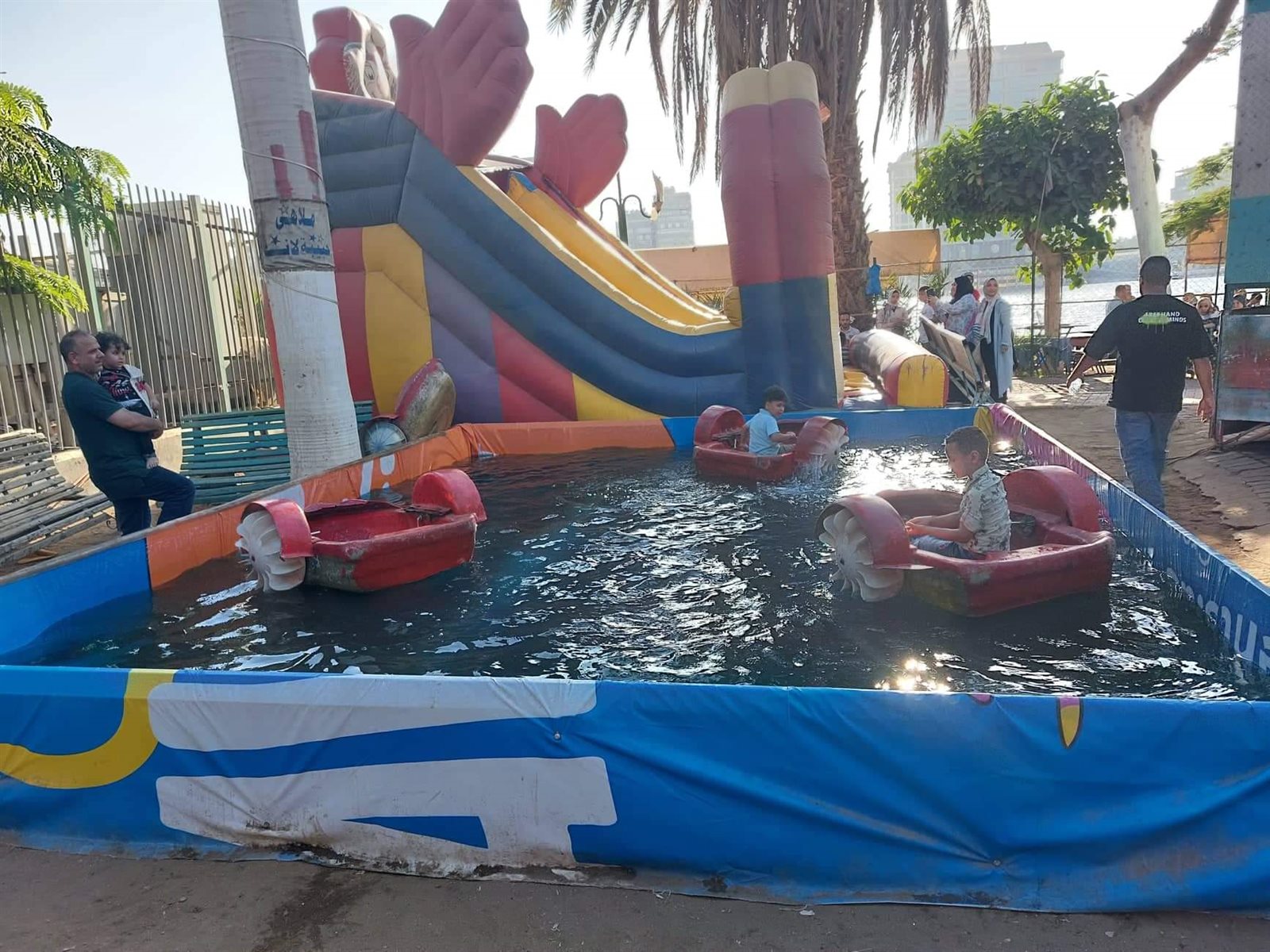 ملاهٍ وتسلق تمثال أحمد رامي.. احتفال الاطفال بخامس أيام إجازة العيد في حديقة المنيل (16)