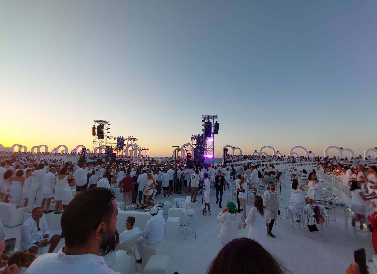 موقع بوابة فيتو | سر ارتداء الجمهور الملابس البيضاء في حفلات النجوم بالساحل