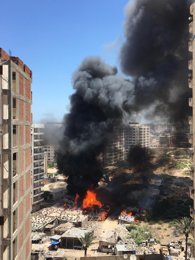 حريق هائل بسوق الحرمين في الإسكندرية | صور