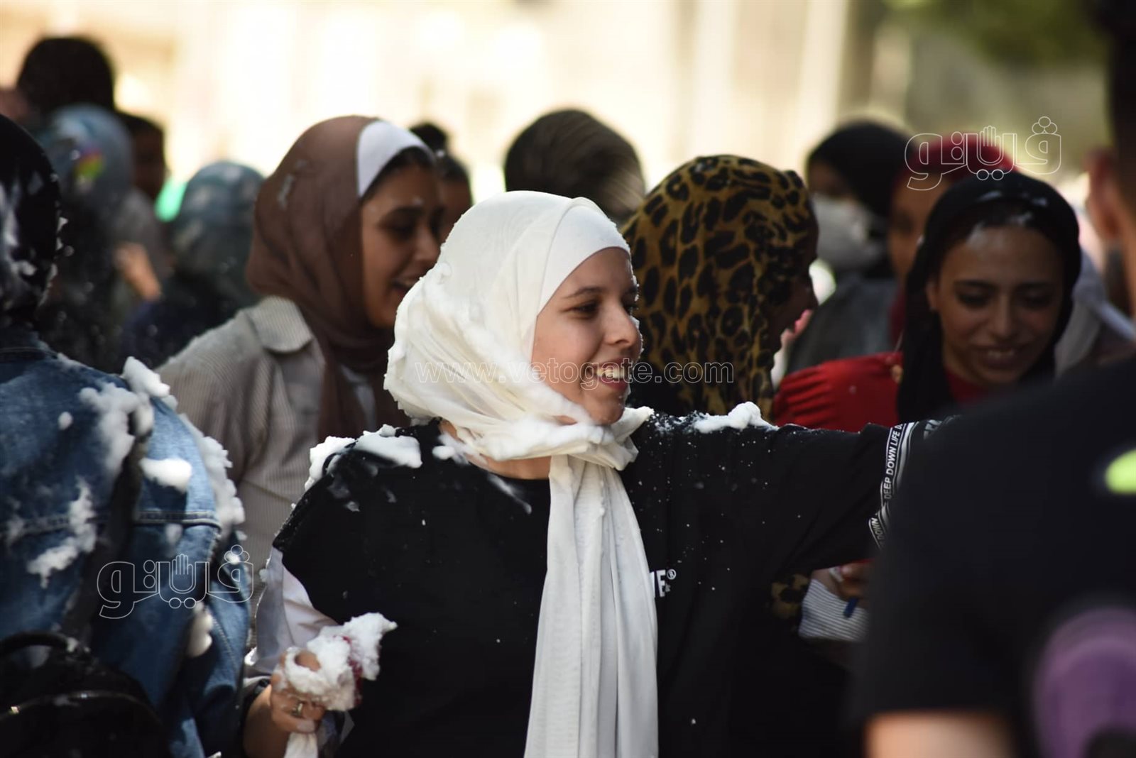 بالزغاريد.. احتفالات طلاب الثانوية العامة بعد انتهاء أخر أيام الإمتحانات (1)