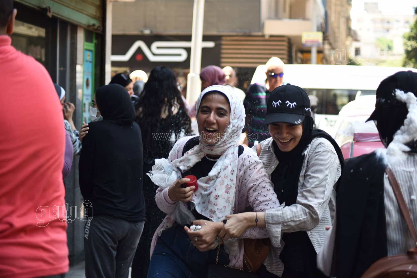 بالزغاريد.. احتفالات طلاب الثانوية العامة بعد انتهاء أخر أيام الإمتحانات (4)