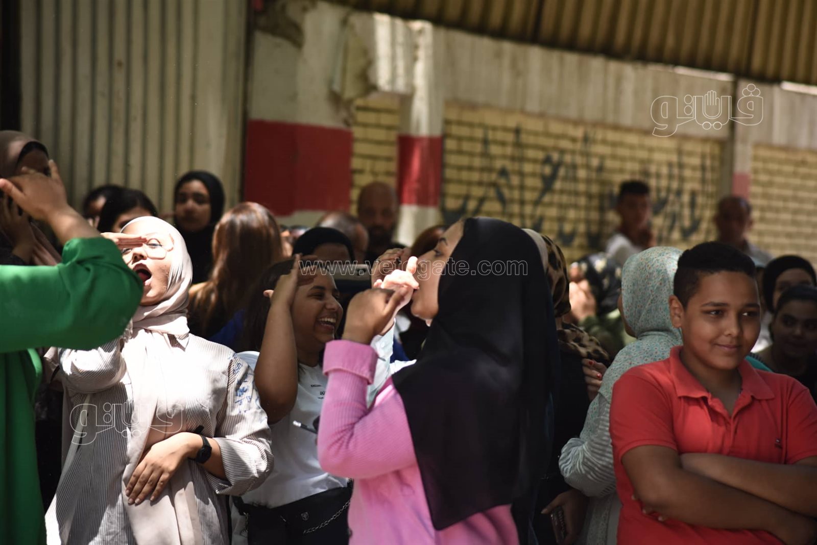 بالزغاريد.. احتفالات طلاب الثانوية العامة بعد انتهاء أخر أيام الإمتحانات (9)