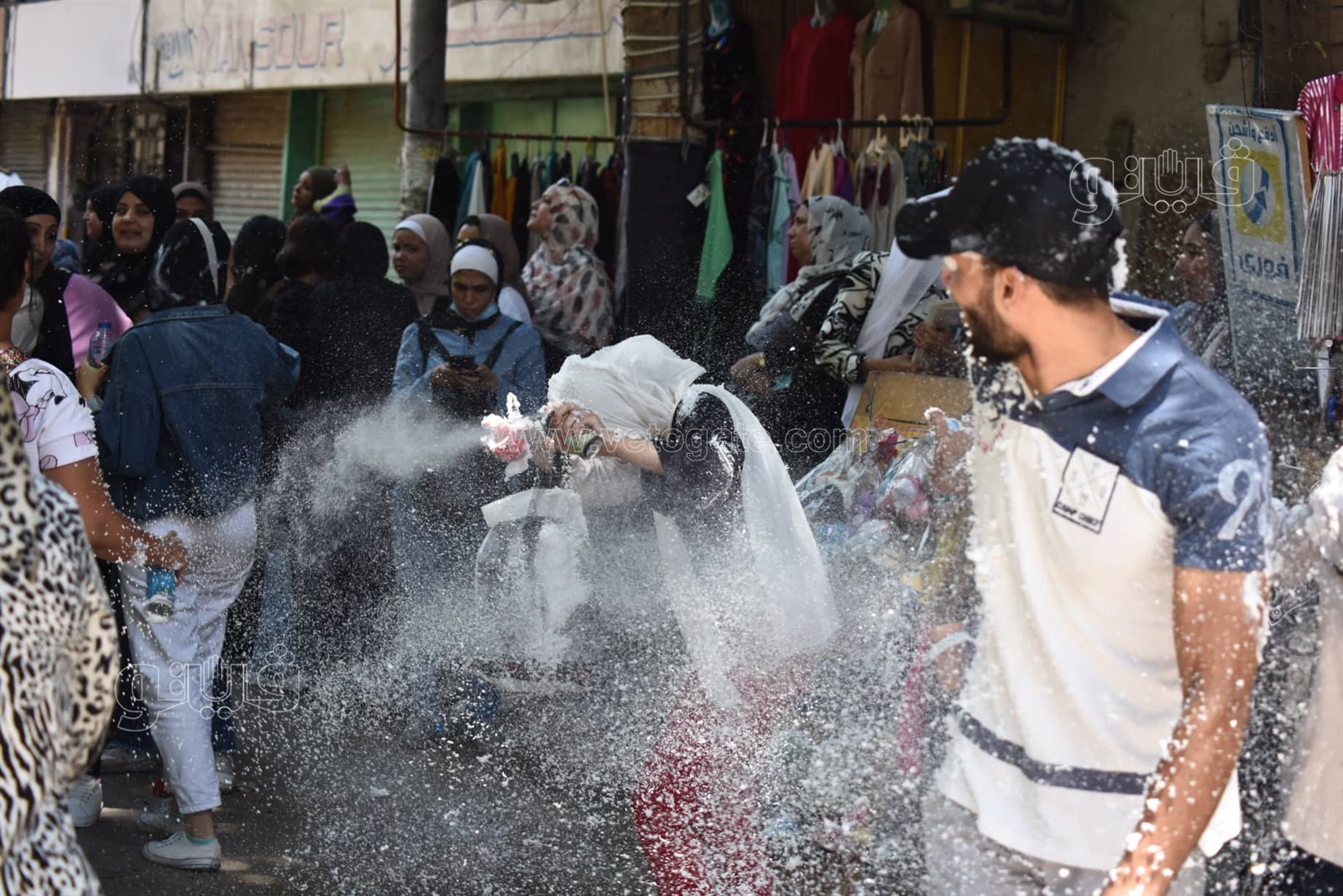 بالزغاريد.. احتفالات طلاب الثانوية العامة بعد انتهاء أخر أيام الإمتحانات (12)