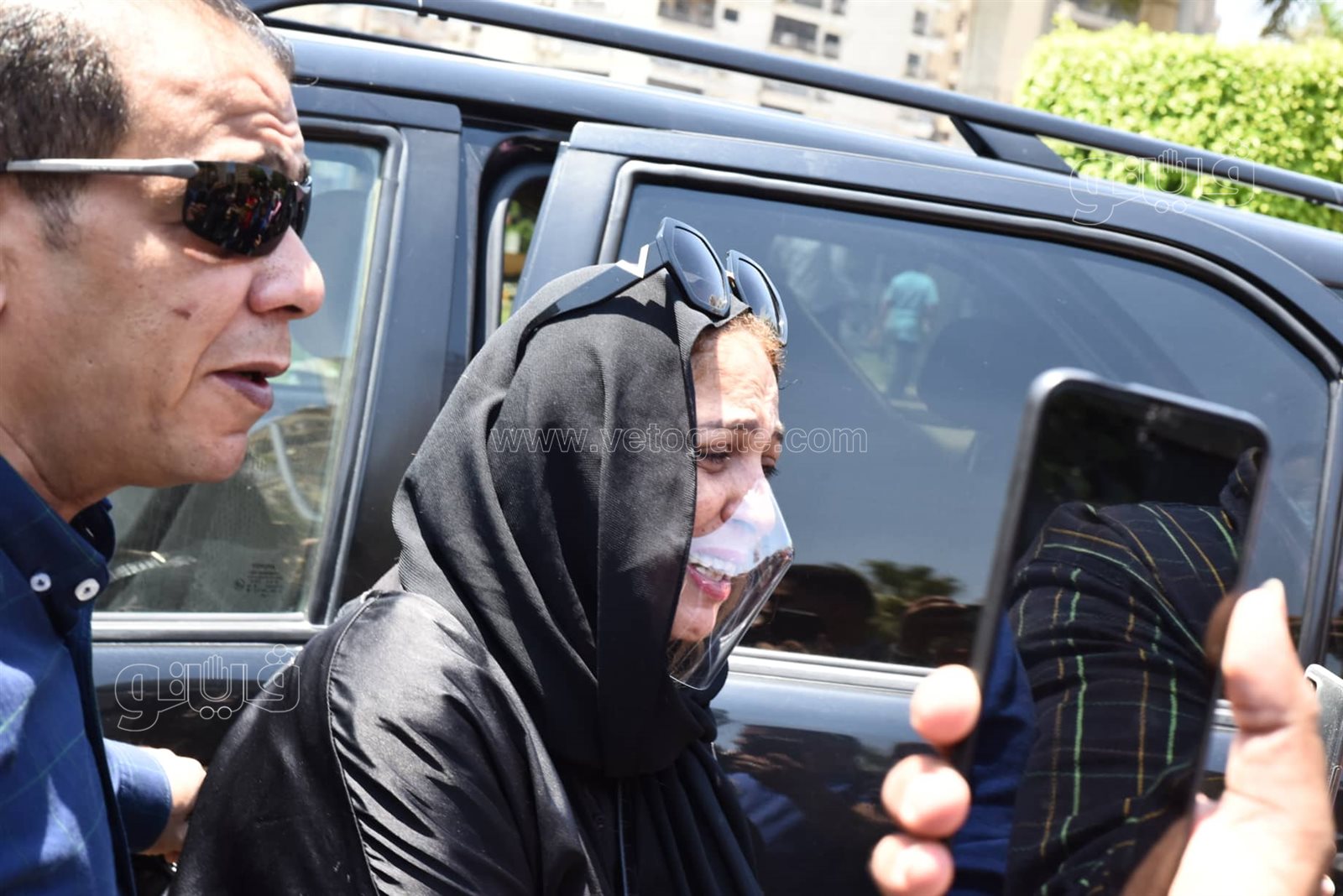 انهيار نهلة سلامة أثناء تشييع جثمان والدتها (3)