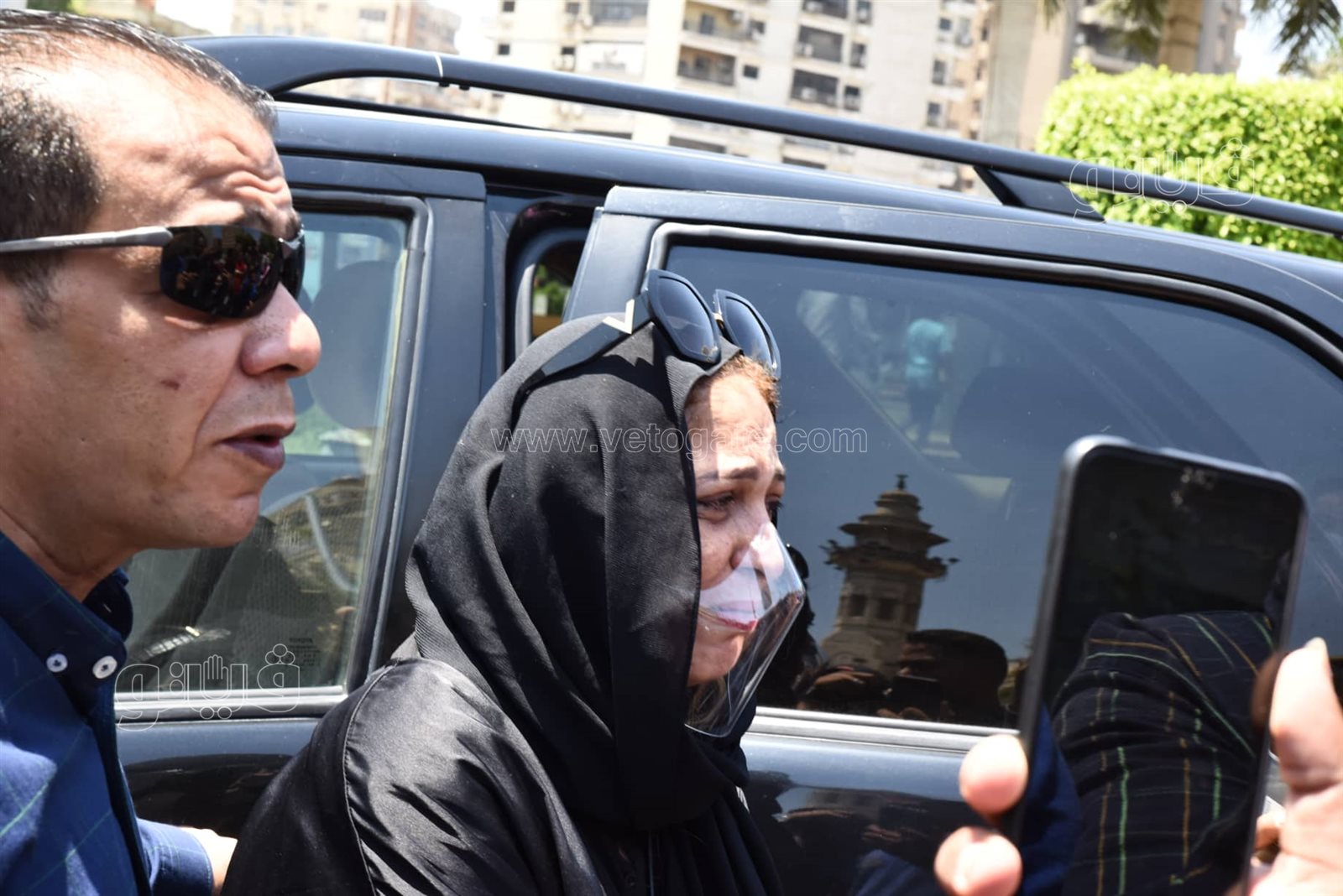 انهيار نهلة سلامة أثناء تشييع جثمان والدتها (8)