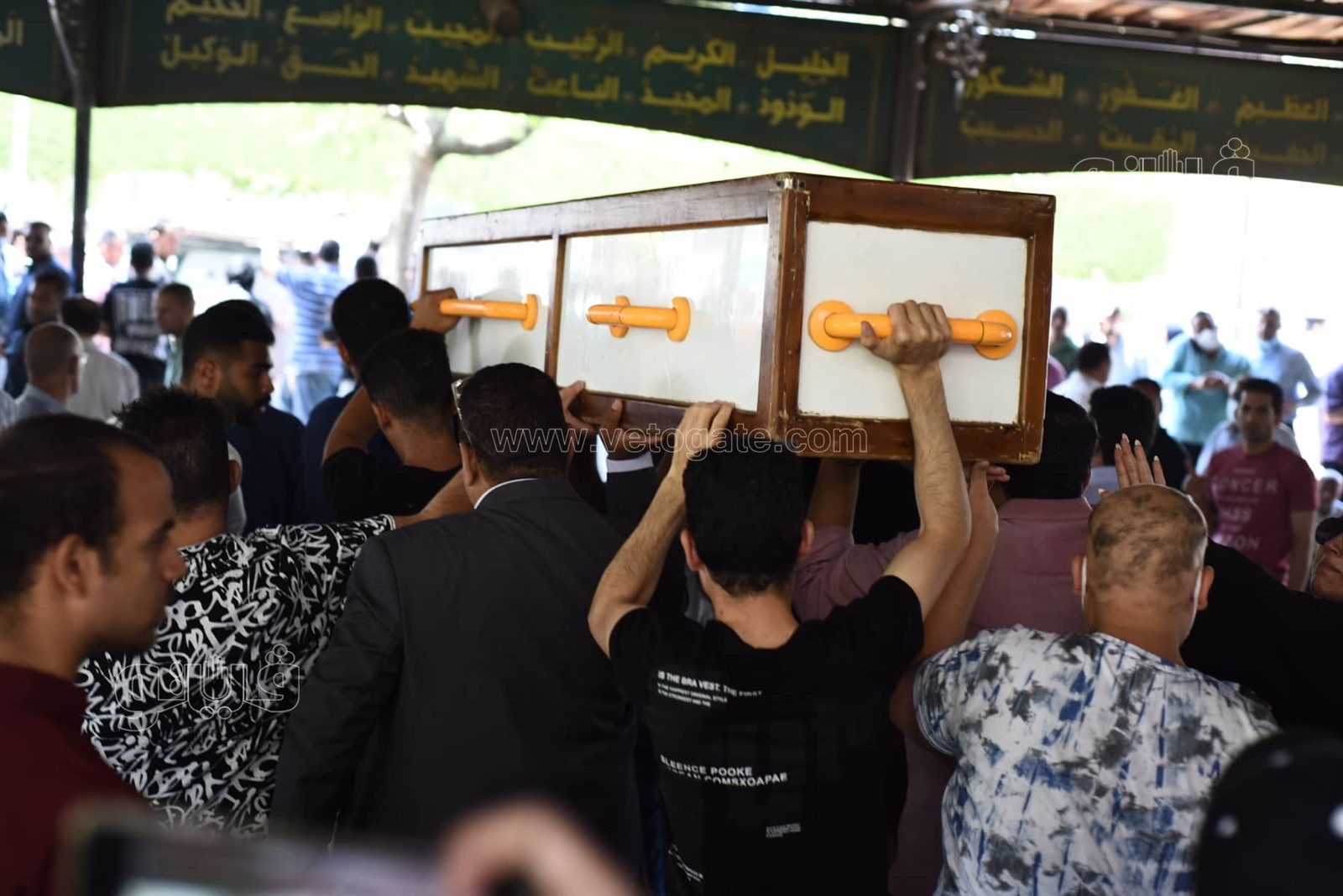 تشييع جثمان والدة نهلة سلامة وسط غياب للفنانين (7)