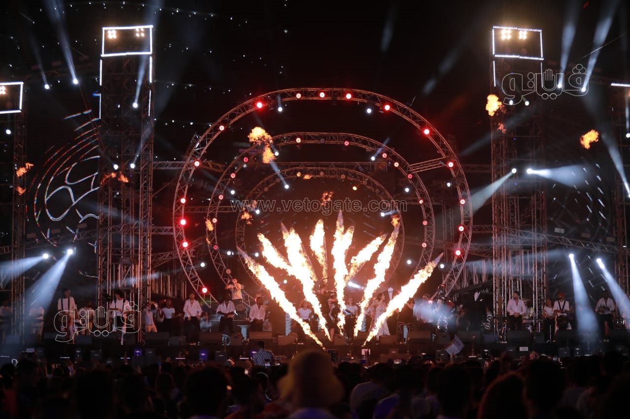  تامر حسني يتالق بحفل جماهيري في إطلاق عشأنجي (12)