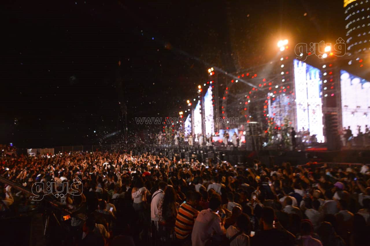  تامر حسني يتالق بحفل جماهيري في إطلاق عشأنجي (34)