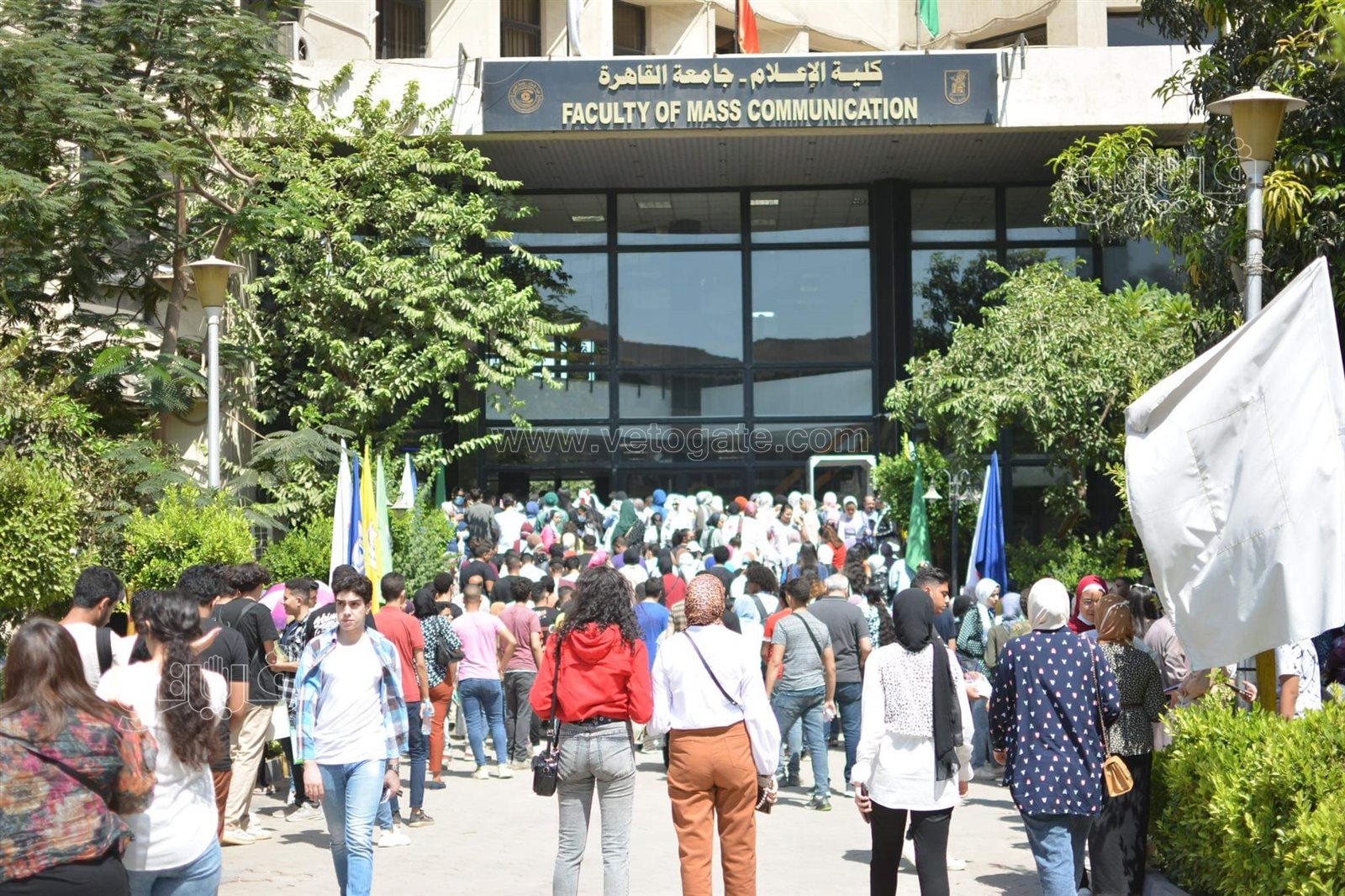 زحام طلاب الثانوية أمام كلية الإعلام بجامعة القاهرة لأداء امتحان القدرات (1)