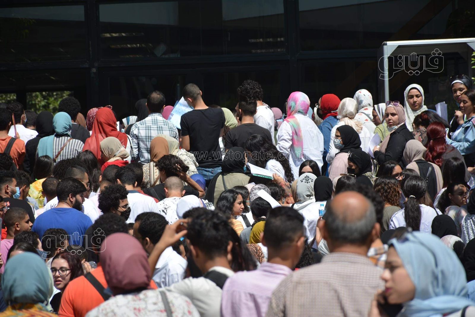 زحام طلاب الثانوية أمام كلية الإعلام بجامعة القاهرة لأداء امتحان القدرات (2)