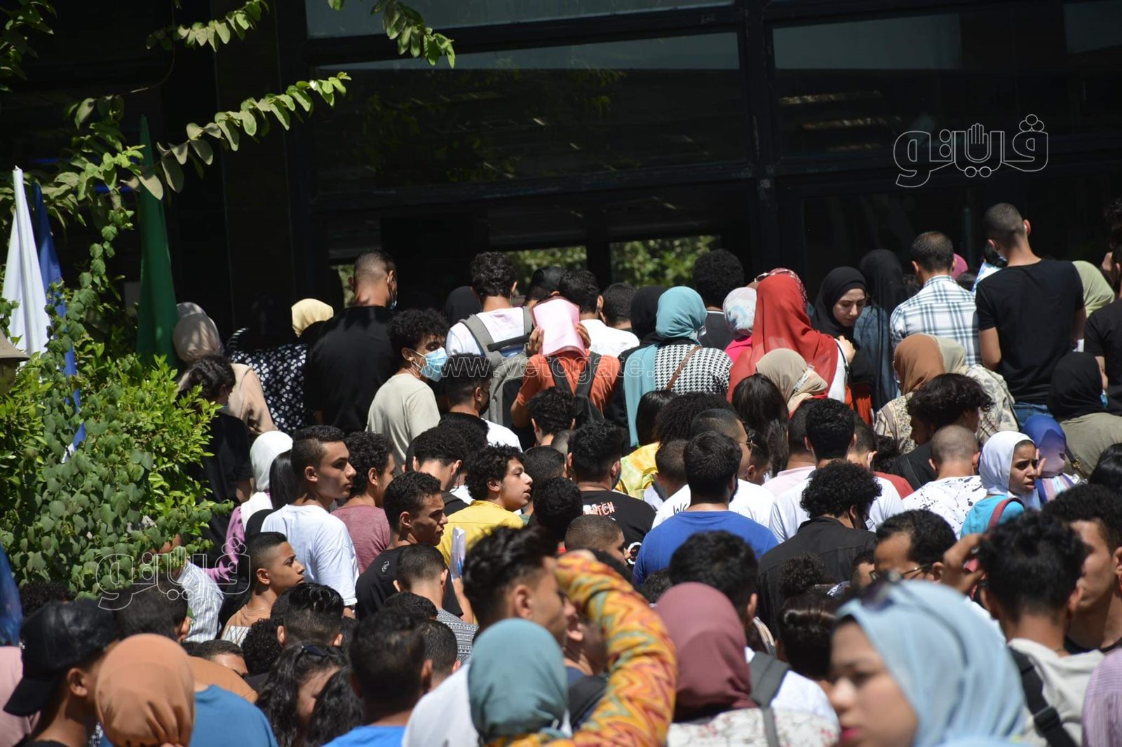 زحام طلاب الثانوية أمام كلية الإعلام بجامعة القاهرة لأداء امتحان القدرات (4)