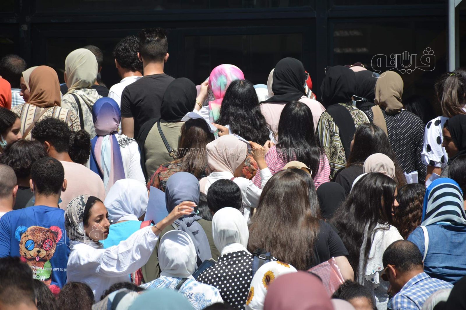 زحام طلاب الثانوية أمام كلية الإعلام بجامعة القاهرة لأداء امتحان القدرات (5)