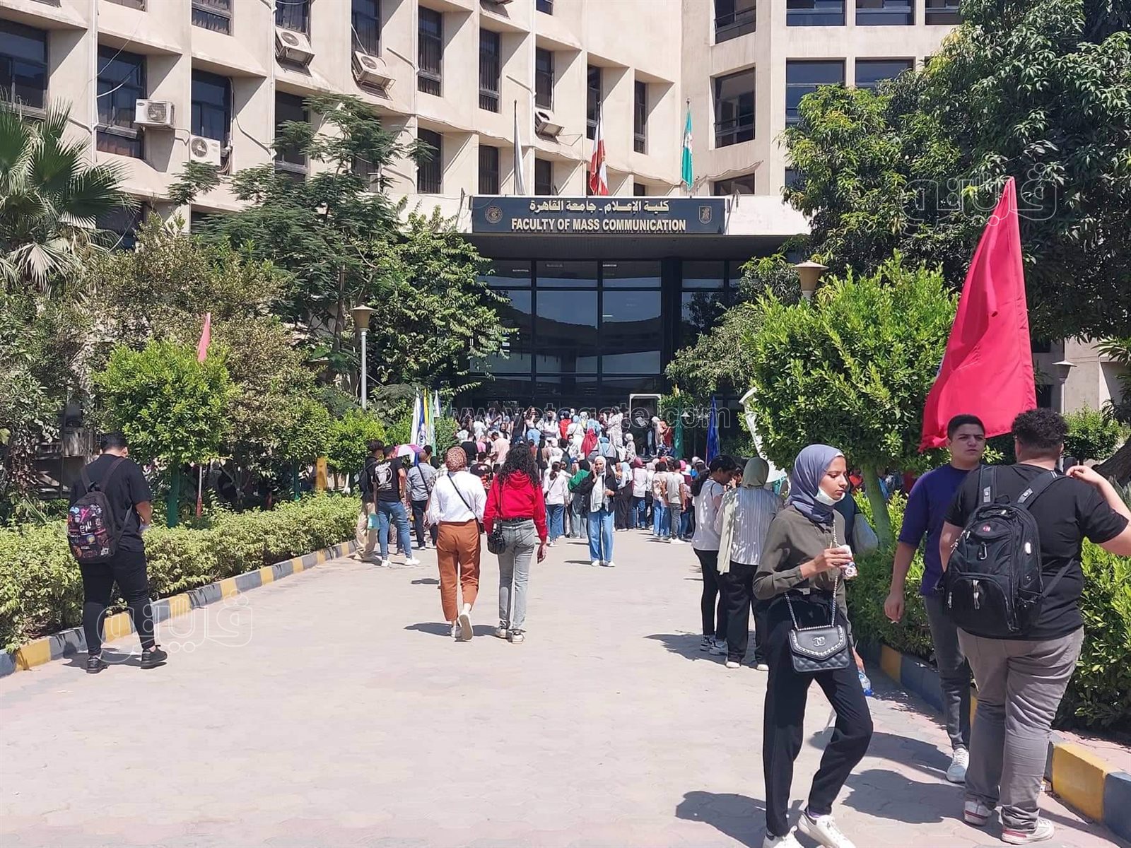 زحام طلاب الثانوية أمام كلية الإعلام بجامعة القاهرة لأداء امتحان القدرات (6)