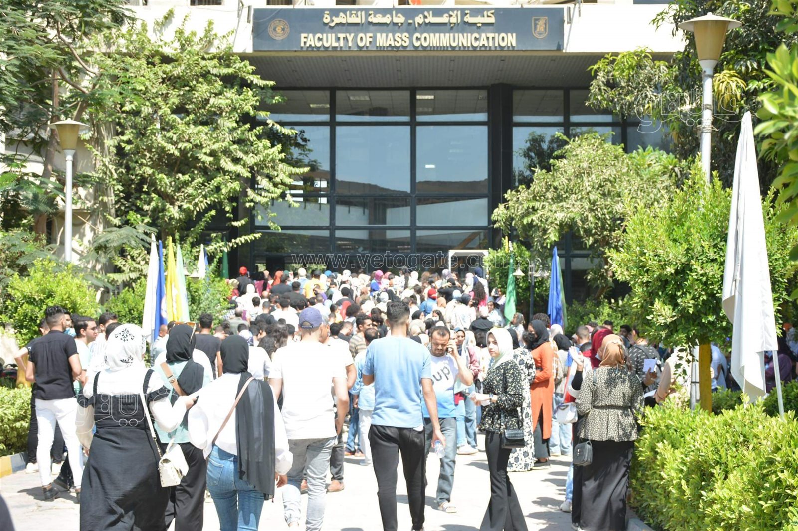 زحام طلاب الثانوية أمام كلية الإعلام بجامعة القاهرة لأداء امتحان القدرات (7)