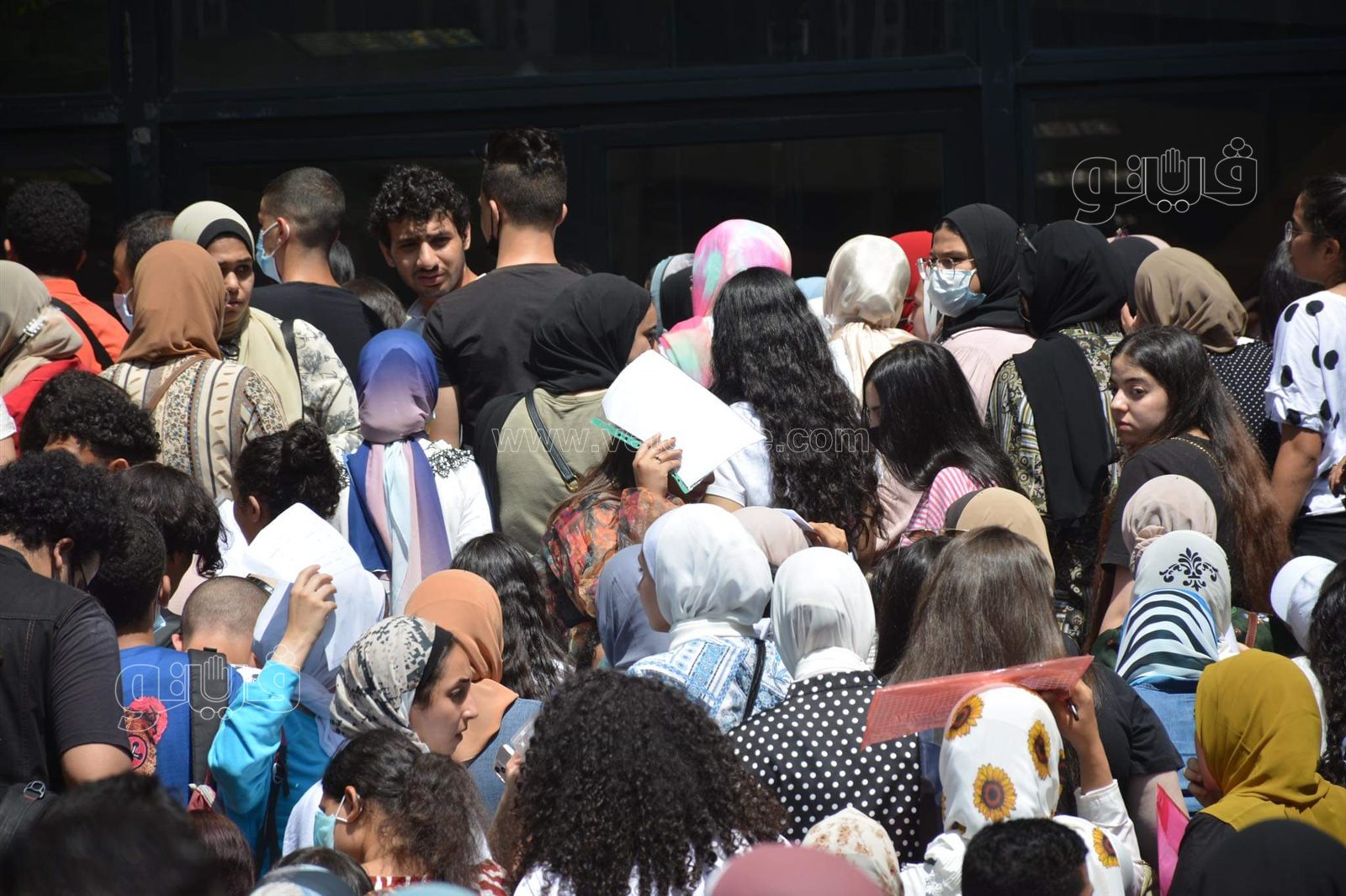 زحام طلاب الثانوية أمام كلية الإعلام بجامعة القاهرة لأداء امتحان القدرات (8)