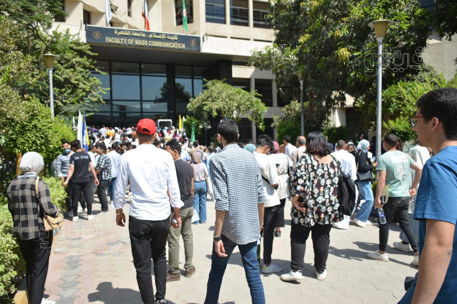 زحام طلاب الثانوية أمام كلية الإعلام بجامعة القاهرة لأداء امتحان القدرات (9)