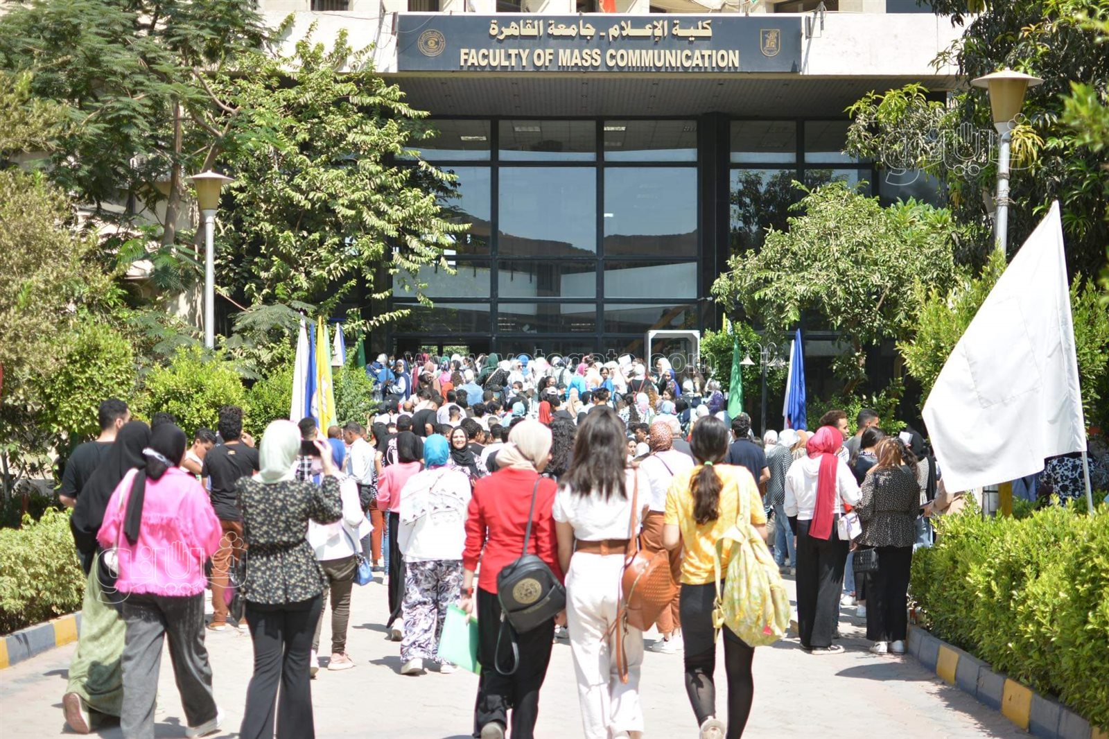 زحام طلاب الثانوية أمام كلية الإعلام بجامعة القاهرة لأداء امتحان القدرات (17)