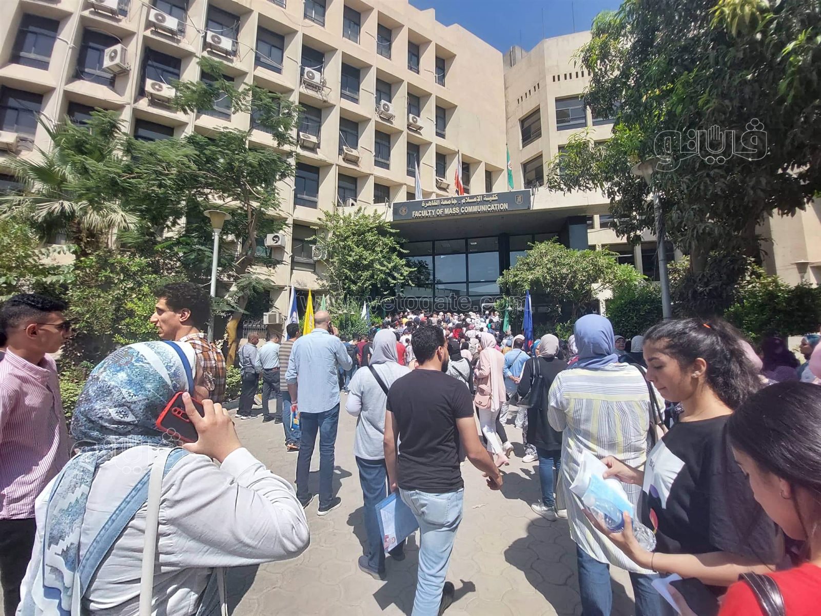 زحام طلاب الثانوية أمام كلية الإعلام بجامعة القاهرة لأداء امتحان القدرات (20)