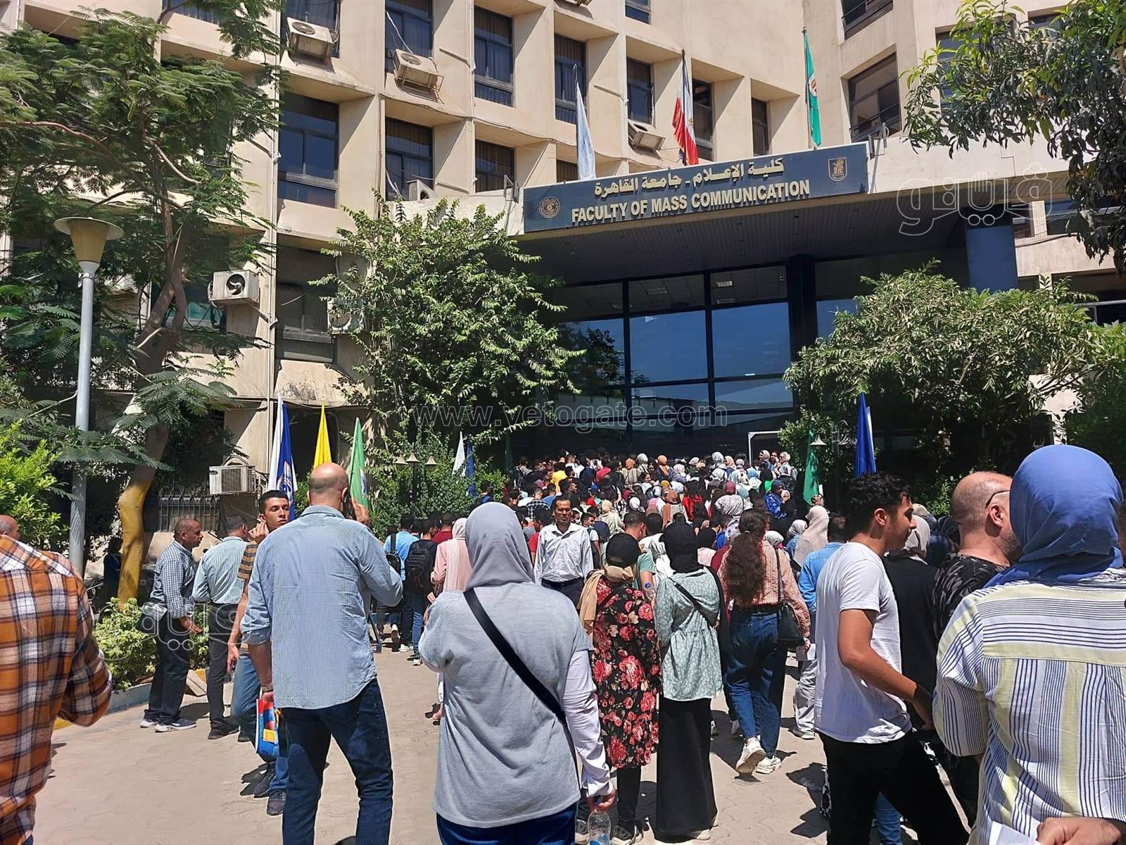 زحام طلاب الثانوية أمام كلية الإعلام بجامعة القاهرة لأداء امتحان القدرات (21)
