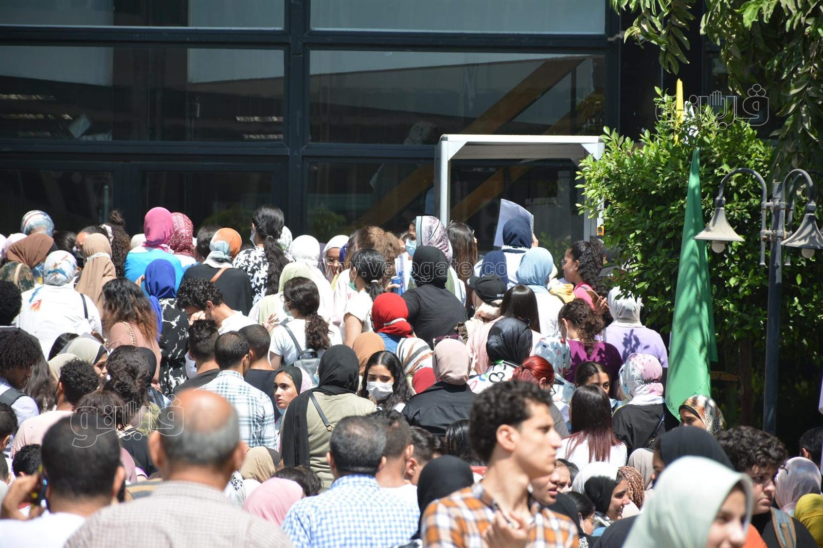 زحام طلاب الثانوية أمام كلية الإعلام بجامعة القاهرة لأداء امتحان القدرات (25)