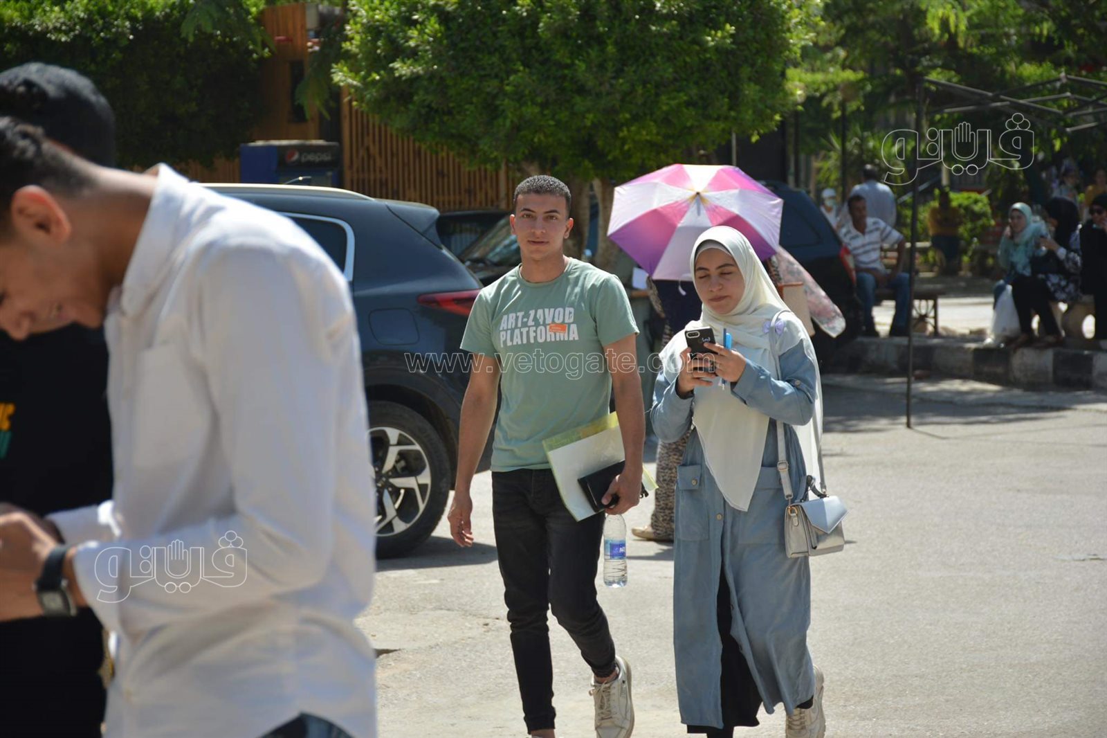 بالشمسية والملفات طلاب الثانوية يحتمون من الحر أمام كلية الإعلام (3)