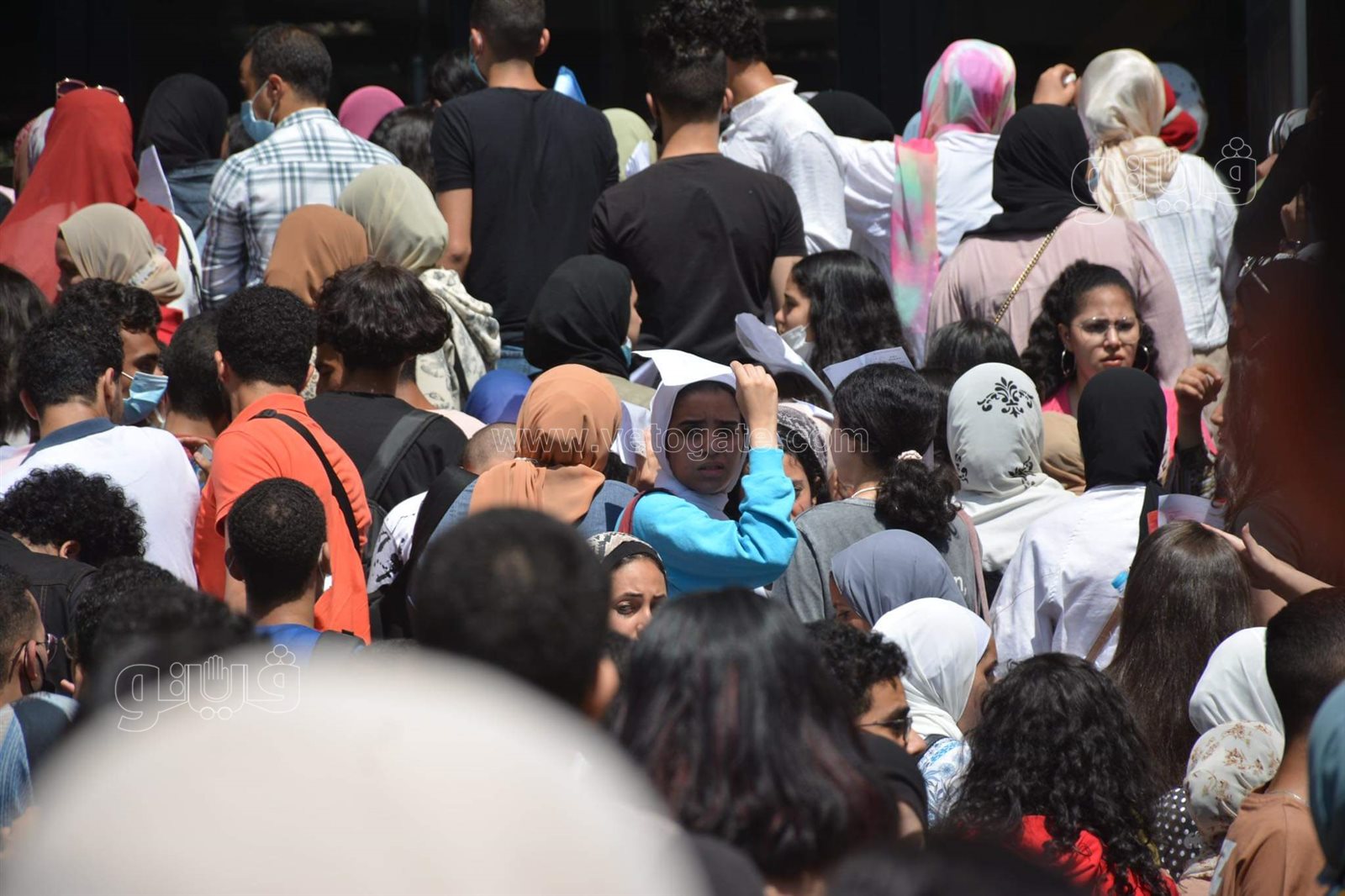 بالشمسية والملفات طلاب الثانوية يحتمون من الحر أمام كلية الإعلام (6)