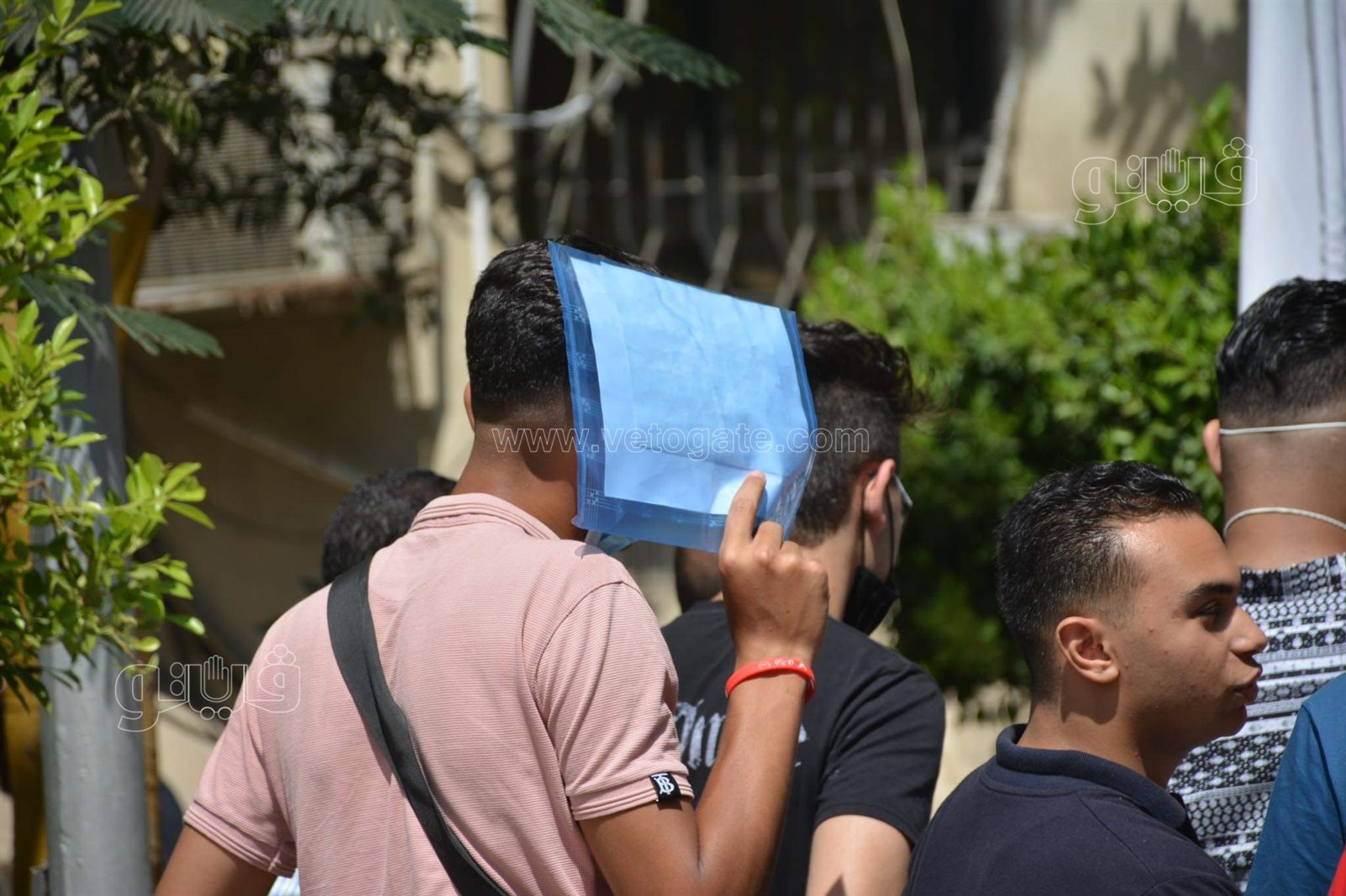 بالشمسية والملفات طلاب الثانوية يحتمون من الحر أمام كلية الإعلام (8)