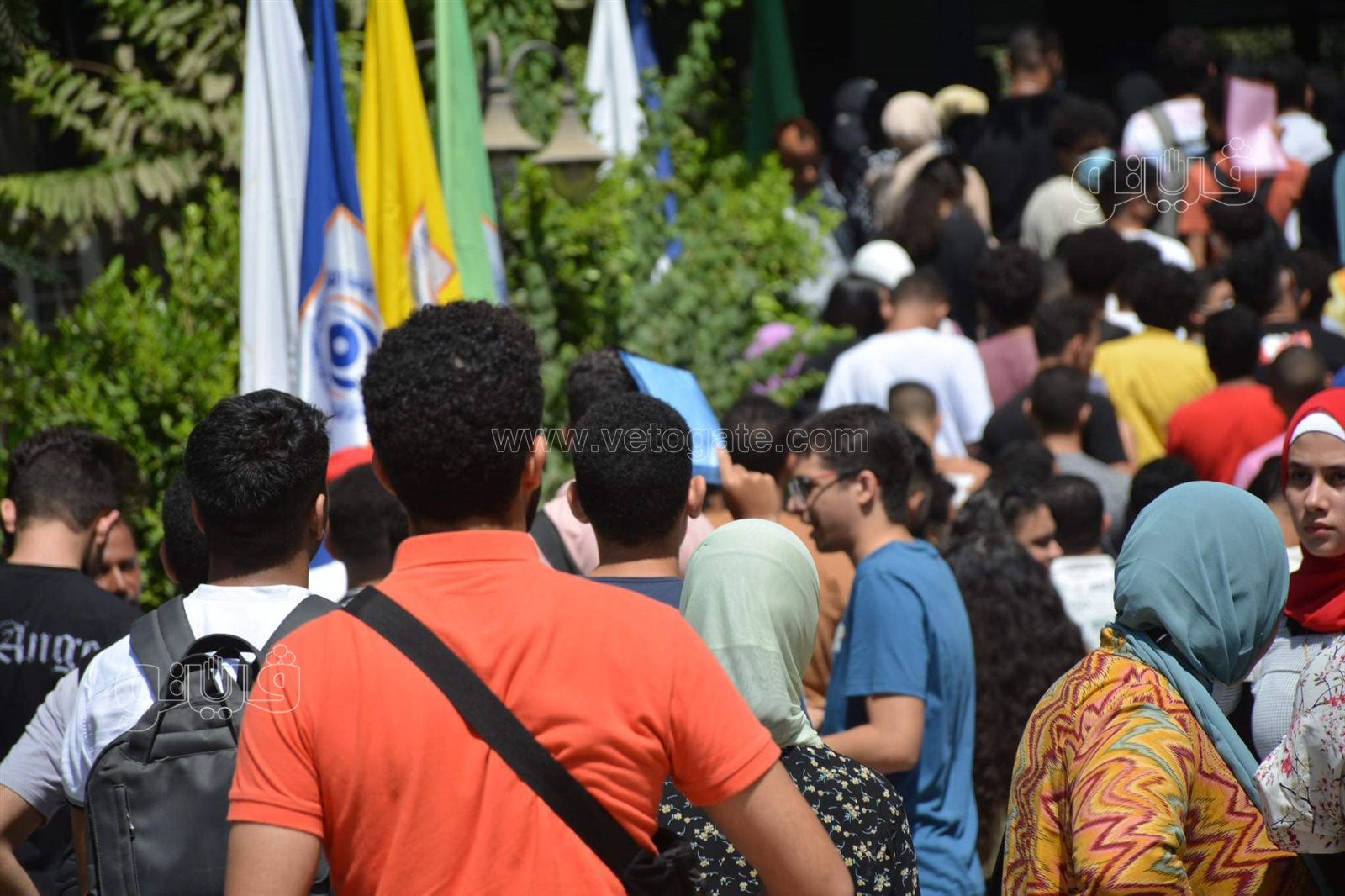 بالشمسية والملفات طلاب الثانوية يحتمون من الحر أمام كلية الإعلام (10)