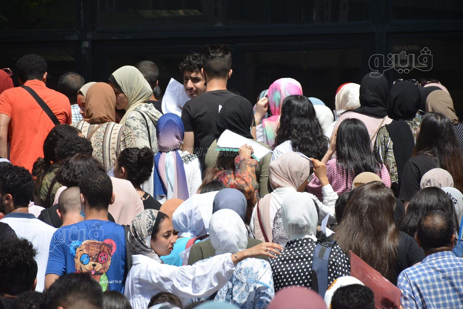 بالشمسية والملفات طلاب الثانوية يحتمون من الحر أمام كلية الإعلام (12)