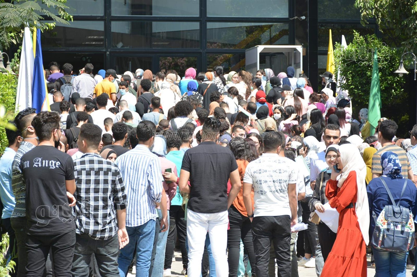 بالشمسية والملفات طلاب الثانوية يحتمون من الحر أمام كلية الإعلام (14)