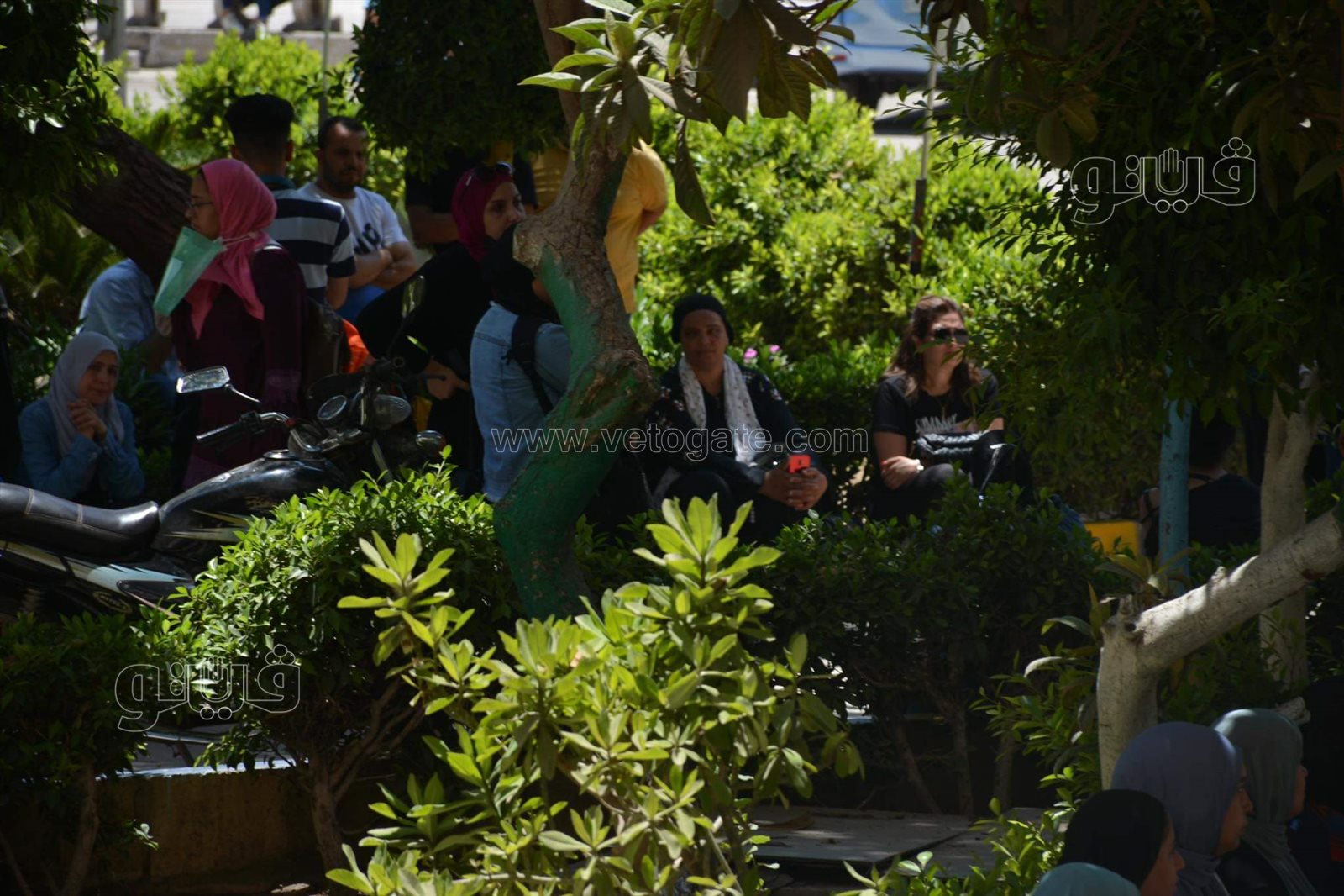 انتظار أولياء أمور طلاب الثانوية أمام إعلام القاهرة خلال أداء امتحانات القدرات (3)