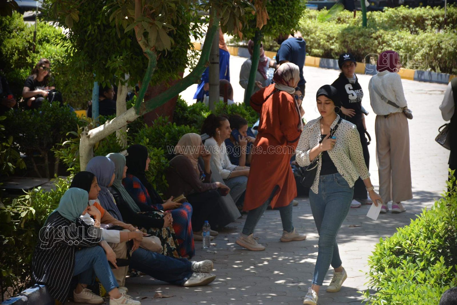 انتظار أولياء أمور طلاب الثانوية أمام إعلام القاهرة خلال أداء امتحانات القدرات (4)