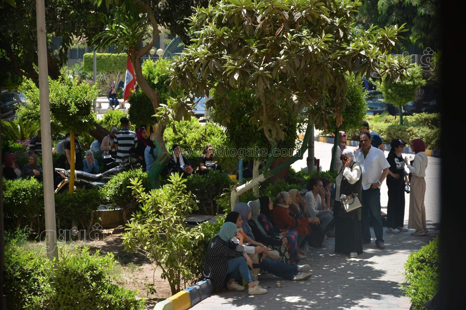 انتظار أولياء أمور طلاب الثانوية أمام إعلام القاهرة خلال أداء امتحانات القدرات (5)