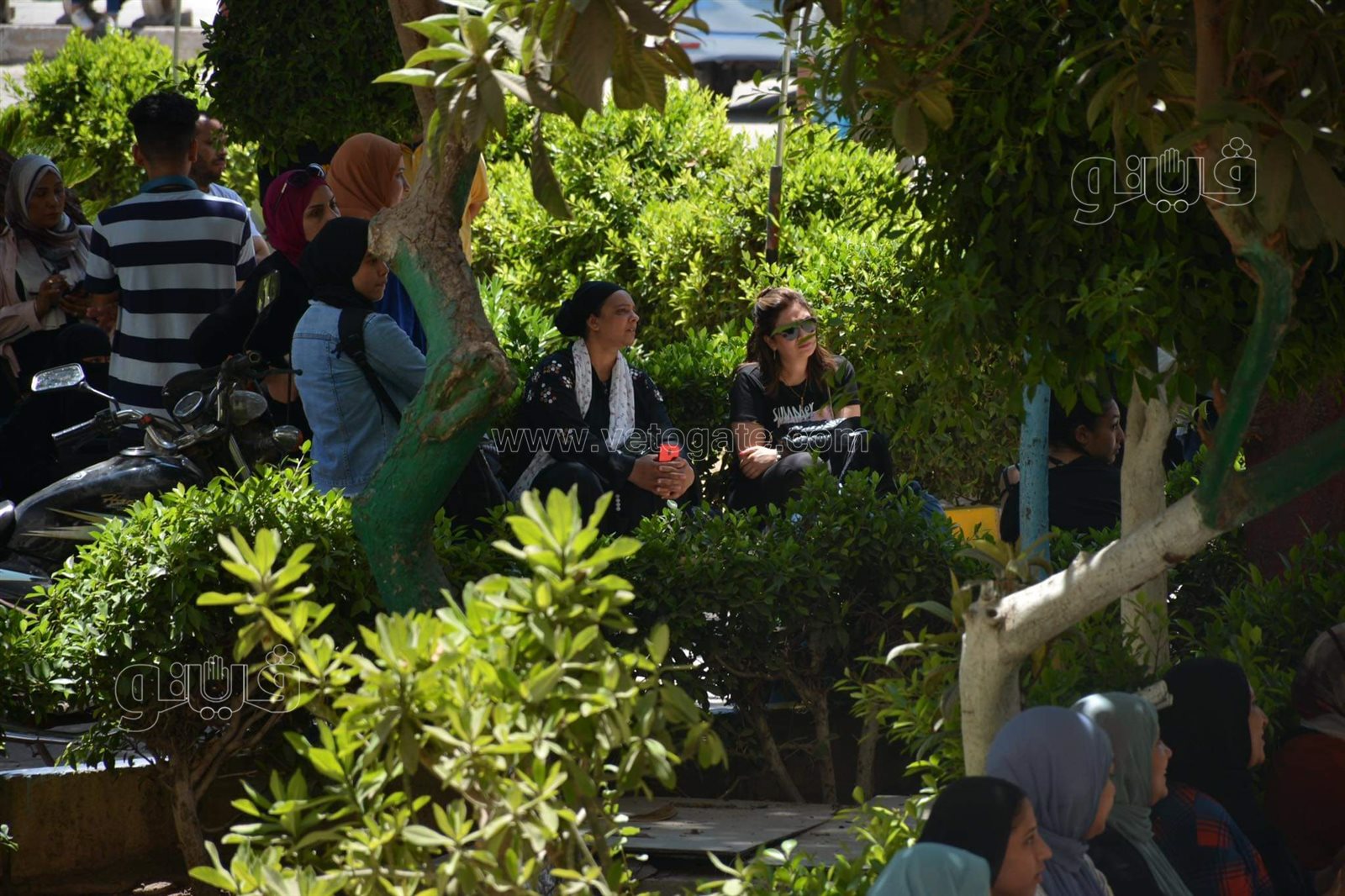 انتظار أولياء أمور طلاب الثانوية أمام إعلام القاهرة خلال أداء امتحانات القدرات (6)