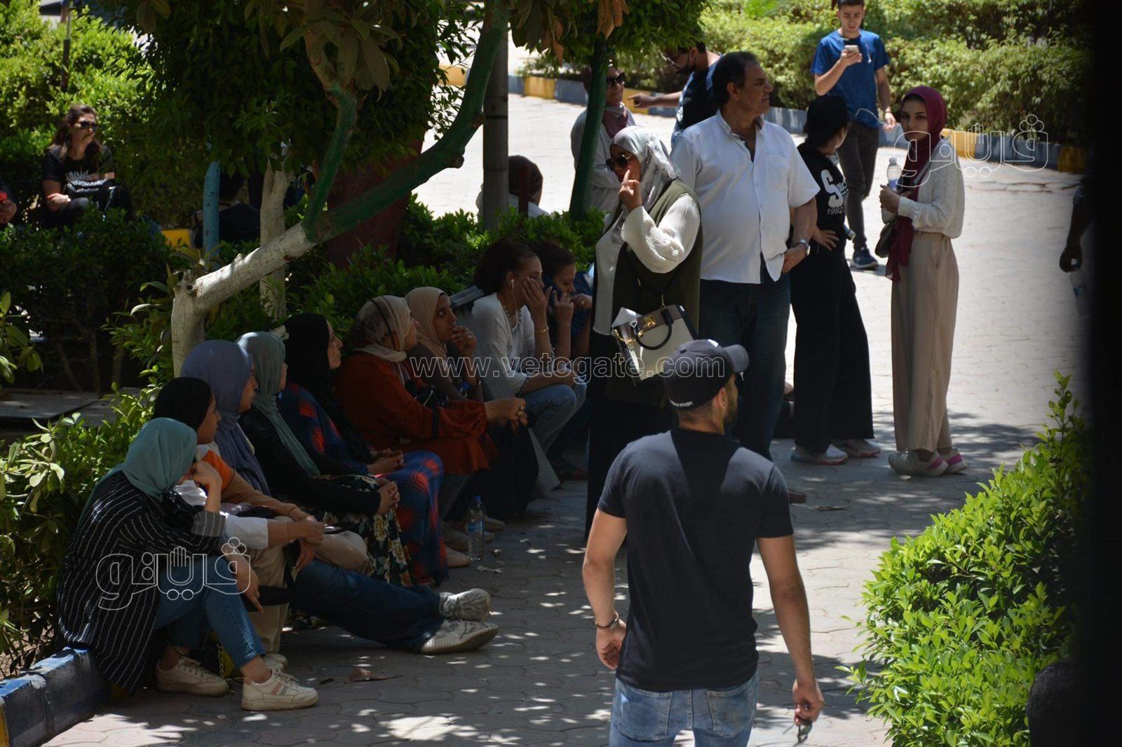 انتظار أولياء أمور طلاب الثانوية أمام إعلام القاهرة خلال أداء امتحانات القدرات (7)