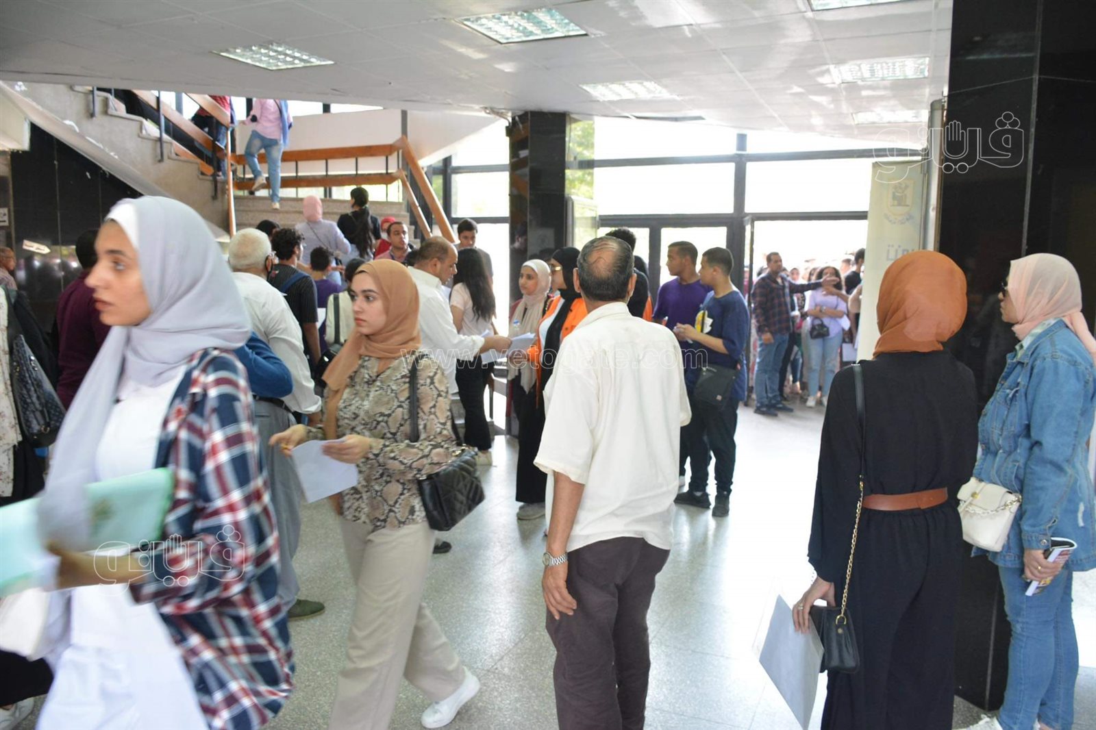 لحظة دخول طلاب الثانوية لأداء اختبارات القدرات بإعلام القاهرة (2)
