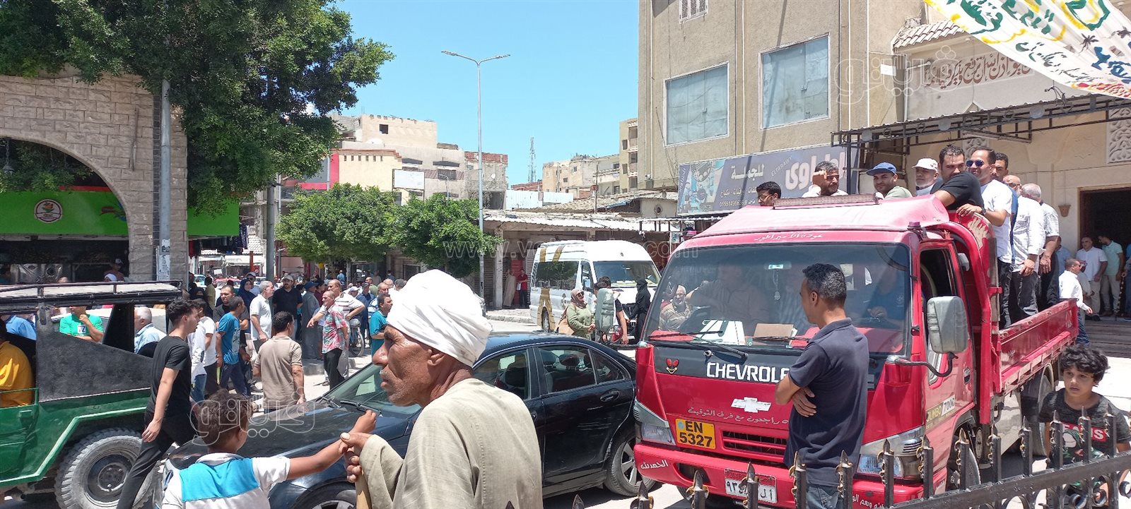 طاهر أبو زيد يشيع جثمان زوجته من مسجد الرفاعى بالعريش  (1)