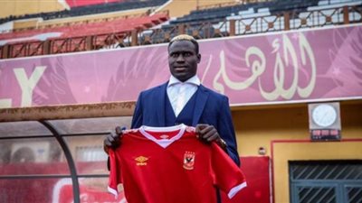 أليو بادجي بقميص الأهلي فى التتش | صور
