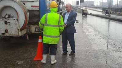 تمركز سيارات شفط المياه أسفل كباري شبرا الخيمة تحسبا لأي طارئ| صور