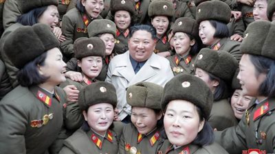جنديات يغنين أمام زعيم كوريا الشمالية | فيديو