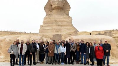 زاهي حواس يشرح أسرار أبو الهول لوفد من البنك الدولي